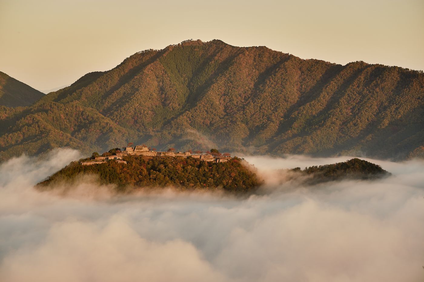 Japan’s Wellness Retreats: Onsen, Yoga & Silence in the Mountains