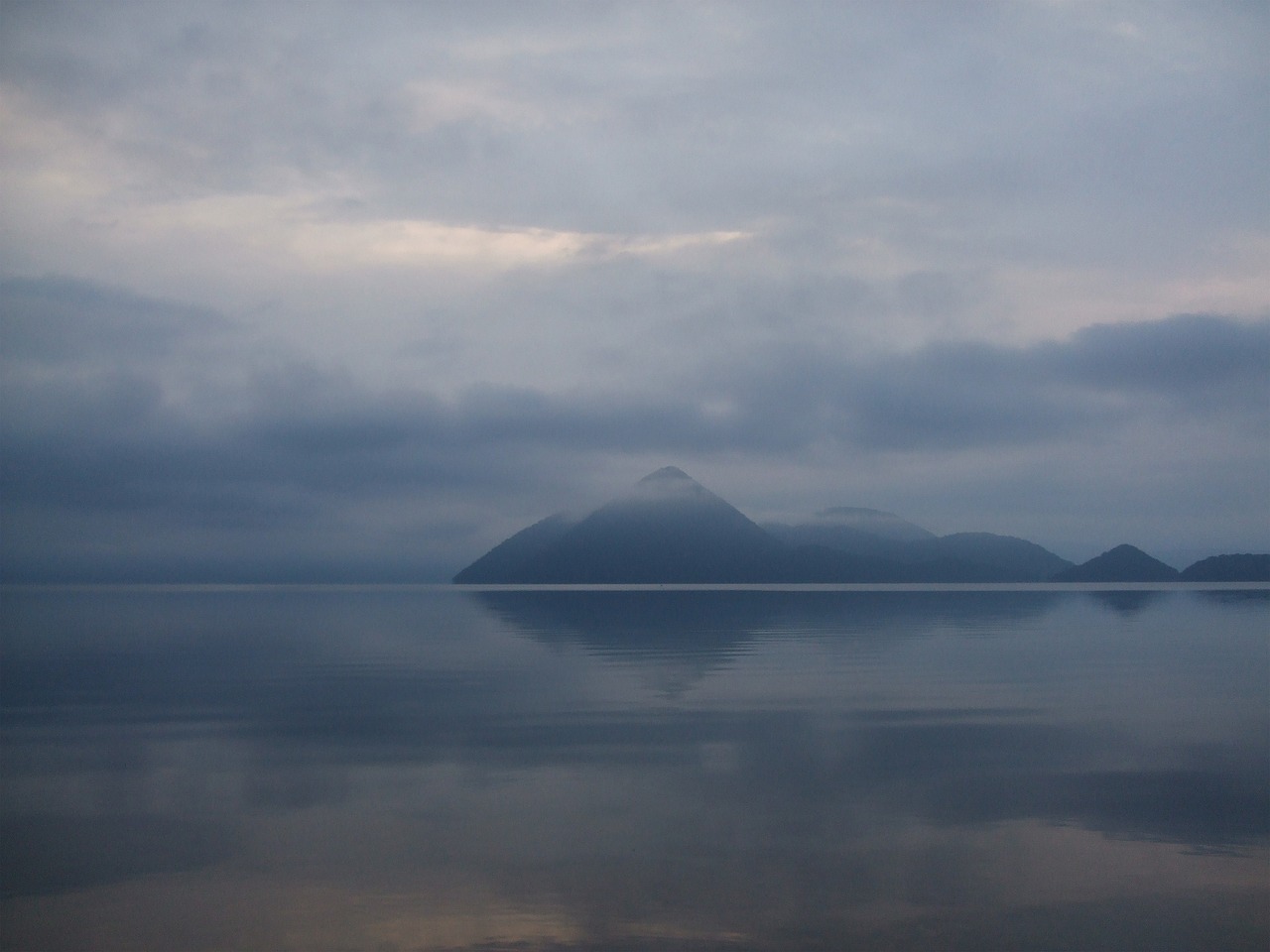 Lake Toya & Showa Shinzan: The Active Volcano Landscape of Southern Hokkaido