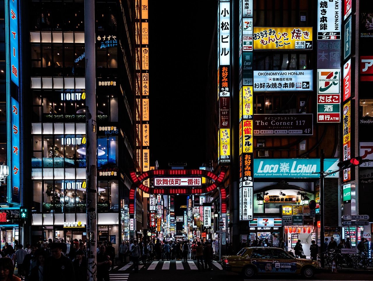 Shinjuku Kabukicho at Night: A Foreigner’s Safety Guide